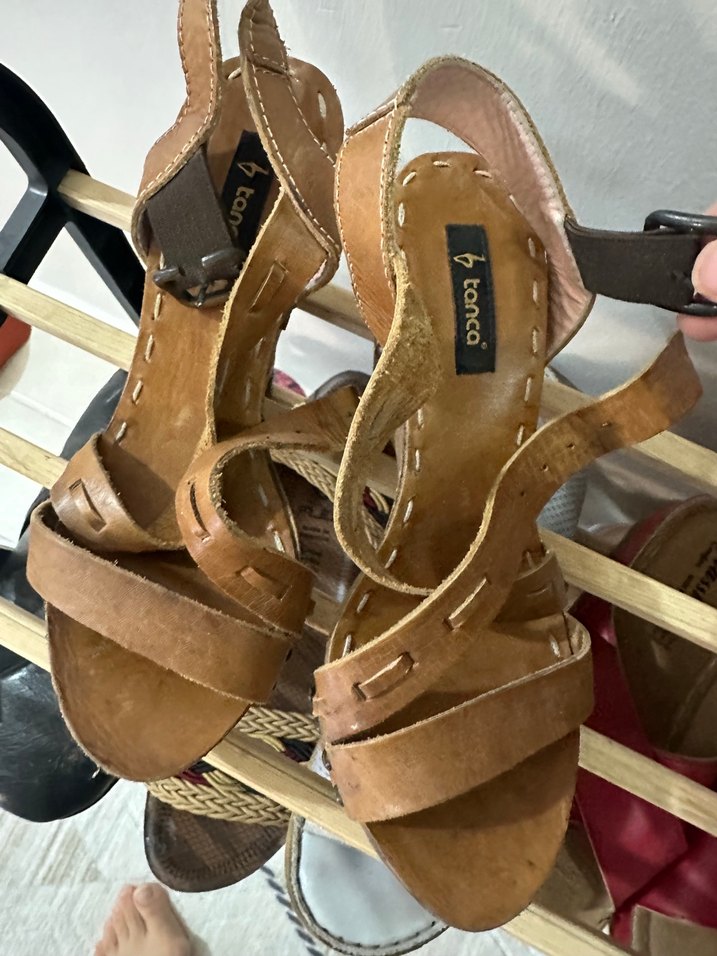 Kahverengi Deri Bantlı Dolgu Topuklu Sandalet - Görsel 3