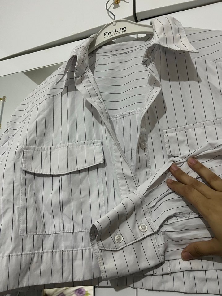 Düğmeli Kısa Gri Çizgili Keten Gömlek - Görsel 2