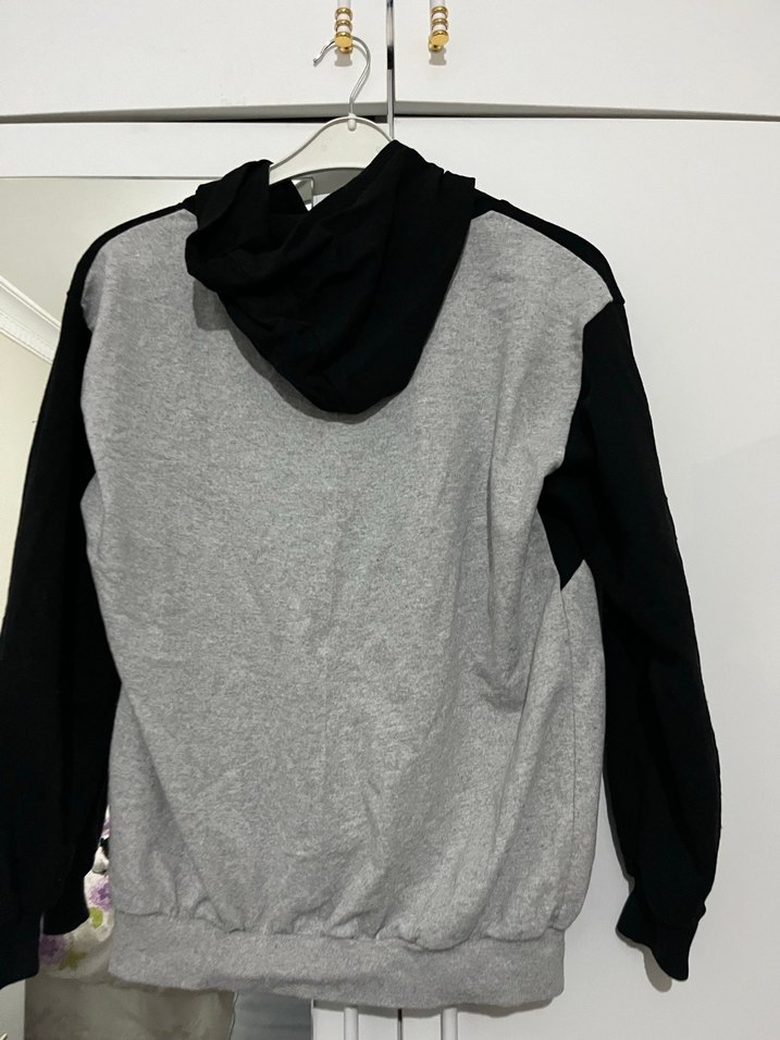 Gri Siyah Renkli Kapüşonlu Kadın Sweatshirt - Görsel 3