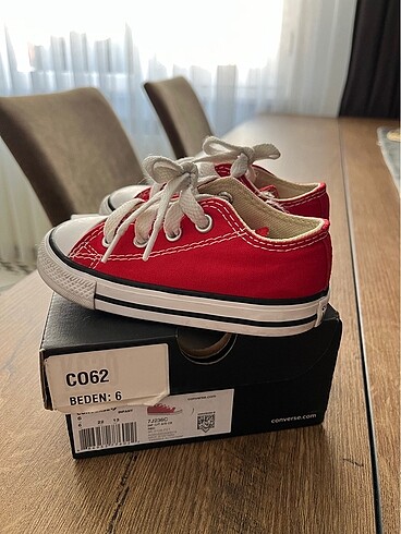 22 Beden kırmızı Renk orjinal kırmızı converse
