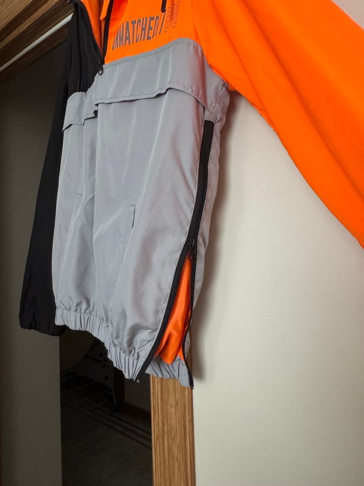 Gri Turuncu Kapüşonlu Rüzgarlık - Görsel 2