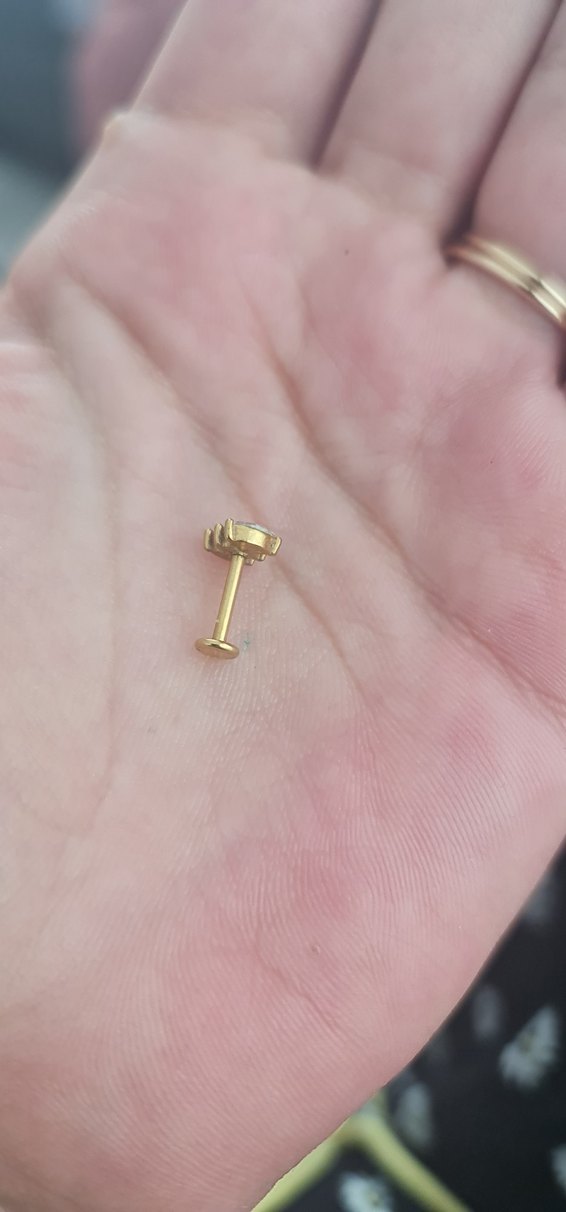 Altın Renkli Minimalist Sıralı Taşlı Kadın Piercing - Görsel 2