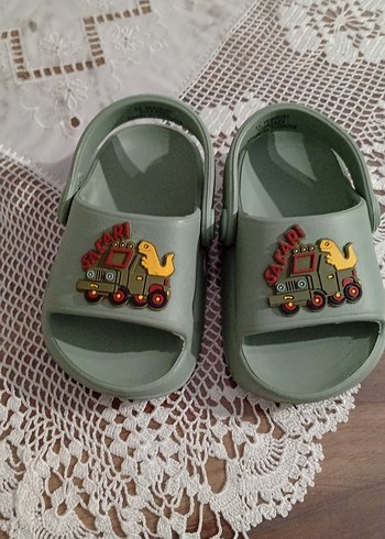 Erkek Çocuk Yeşil Tokalı Terlik - Görsel 2