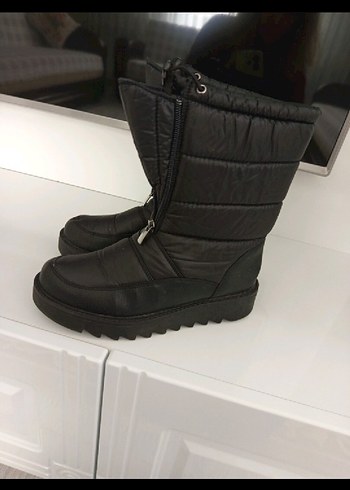 38 Beden Siyah Kürklü Kadın Dolgu Topuk Bot