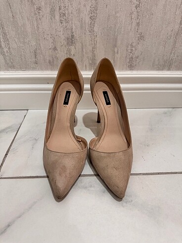 Mango stiletto krem rengi süet ayakkabı