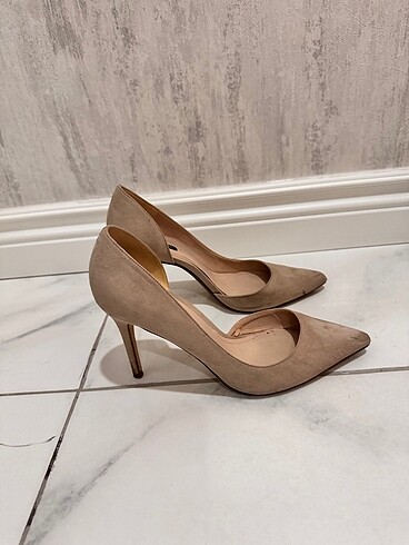 Mango Mango stiletto krem rengi süet ayakkabı