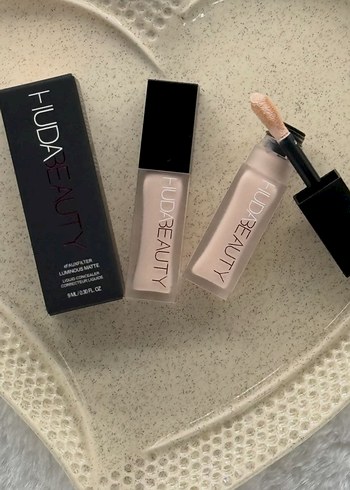 Huda Beauty Mat Likit Kapatıcı - Açık Bej