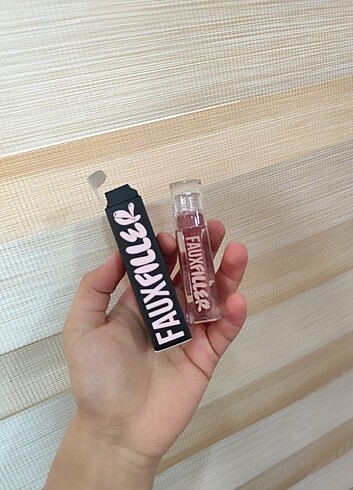  Beden Huda beauty gloss
