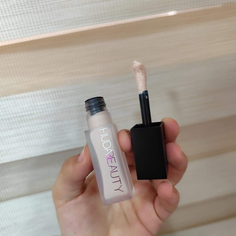 Huda Beauty Açık Ten Kapatıcı ve Aydınlatıcı - Görsel 4