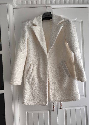 Beyaz Mini Kürk Detaylı Kısa Kadın Kabanı - Görsel 2