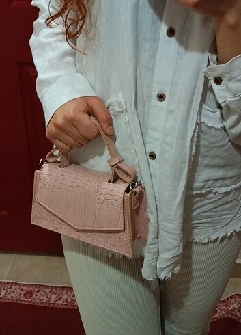 Pembe mini zincirli çanta 