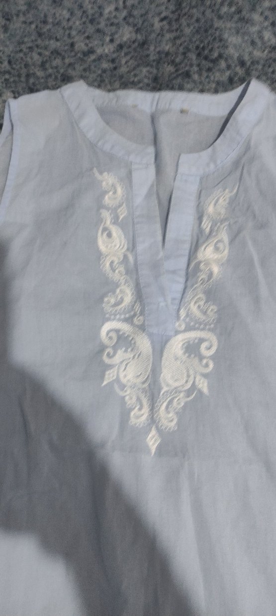 Nakışlı V Yakalı Kolsuz Keten Bluz - Görsel 2