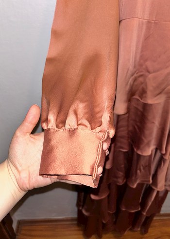 Uzun Kollu Bej Saten Kat Kat Elbise - Görsel 3