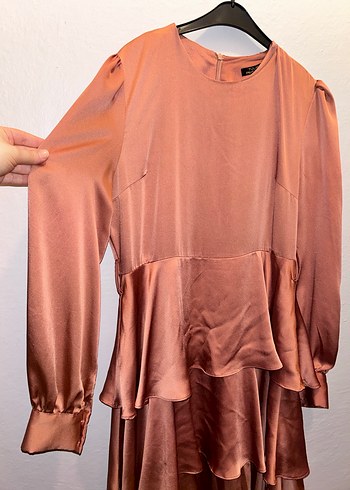 Uzun Kollu Bej Saten Kat Kat Elbise - Görsel 2