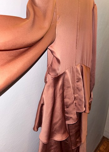 Uzun Kollu Bej Saten Kat Kat Elbise - Görsel 5