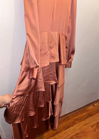 Uzun Kollu Bej Saten Kat Kat Elbise - Görsel 4