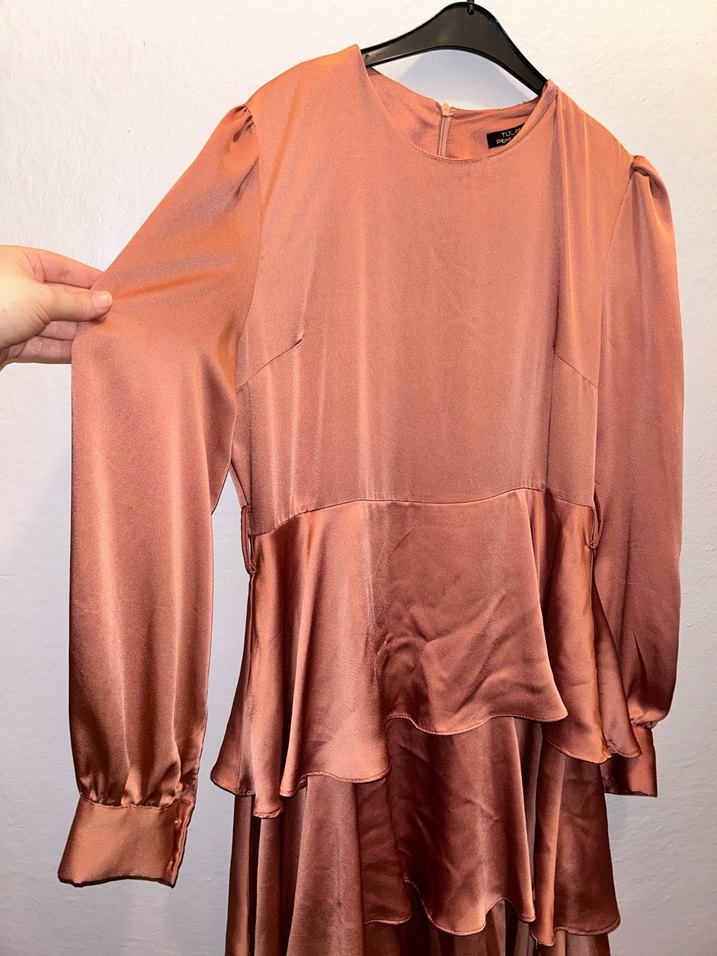 Uzun Kollu Bej Saten Kat Kat Elbise - Görsel 2