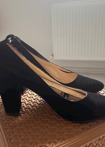 Siyah Süet Tokalı Kadın Topuklu Ayakkabı