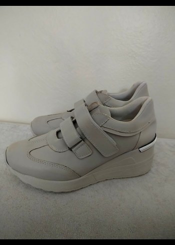 Tokalı Beyaz Kadın Dolgu Topuk Spor Ayakkabı - Görsel 5