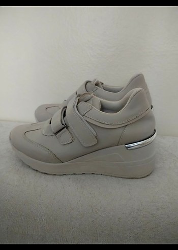 Tokalı Beyaz Kadın Dolgu Topuk Spor Ayakkabı - Görsel 6