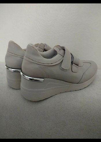 Tokalı Beyaz Kadın Dolgu Topuk Spor Ayakkabı - Görsel 3