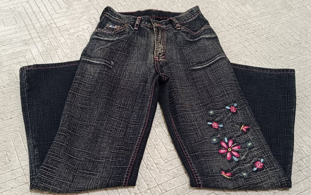 Çiçek İşlemeli Koyu Gri Denim Pantolon — görsel 3/7