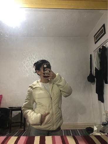 bershka vücudu saran mont şişme beyaz mont kapüşonlu mont zara m