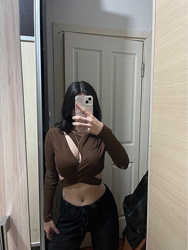 kahverengi bağlamalı uzun kollu dekolteli bluz crop