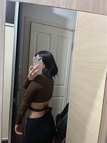 Bershka kahverengi bağlamalı uzun kollu dekolteli bluz crop