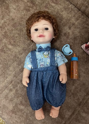 Mavi tulumlu renkli oyuncak bebek