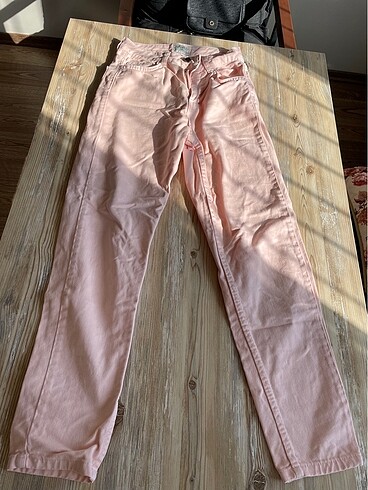 Pembe pantolon