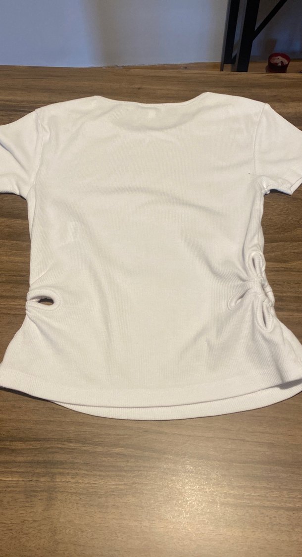 Kadın Beyaz Kısa Kollu, yanları büzgü ve desenli penye Tişört - Görsel 3