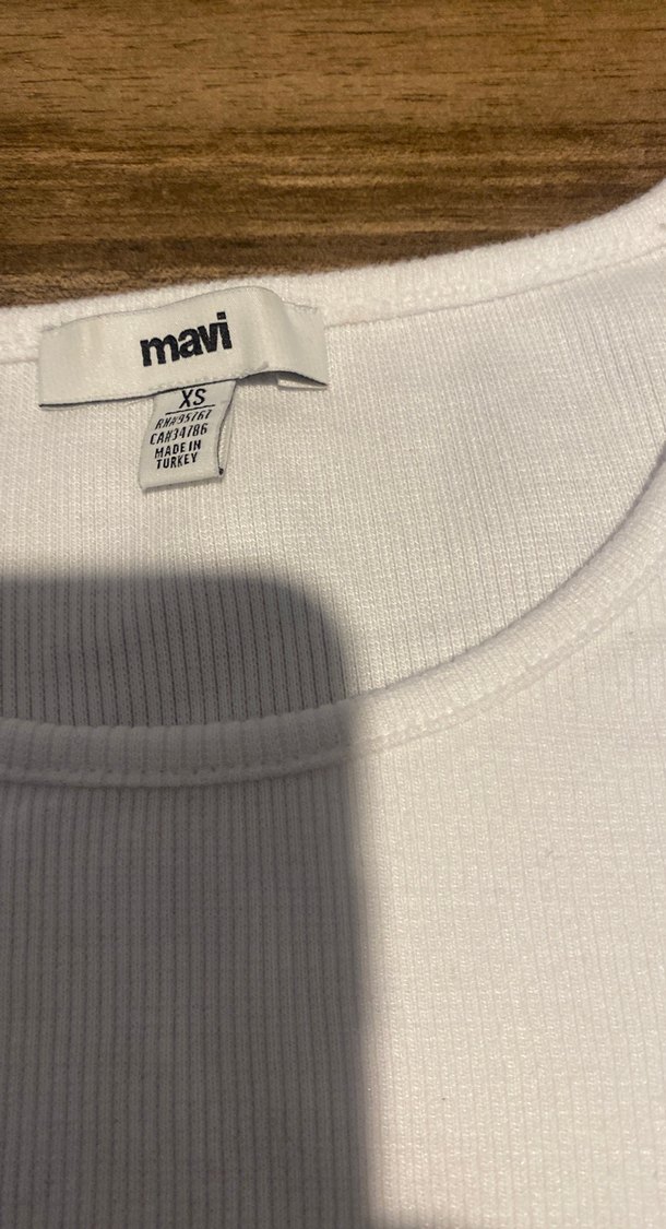 Kadın Beyaz Kısa Kollu, yanları büzgü ve desenli penye Tişört - Görsel 2