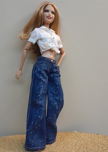 Barbie beyaz kısa gömlek ve yırtıklı kot pantolon