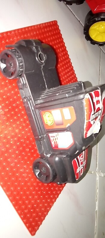 İyi durumda biraz çizikleri var ama oynana bilir