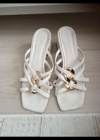 Beyaz Tokalı Blok Topuklu Kadın Sandalet - Görsel 3