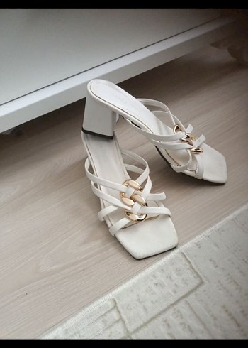 Beyaz Tokalı Blok Topuklu Kadın Sandalet - Görsel 2