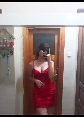 Saten kırmızı elbise
