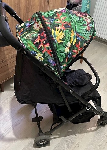 Renkli Desenli Yeşil Bebek Arabası
