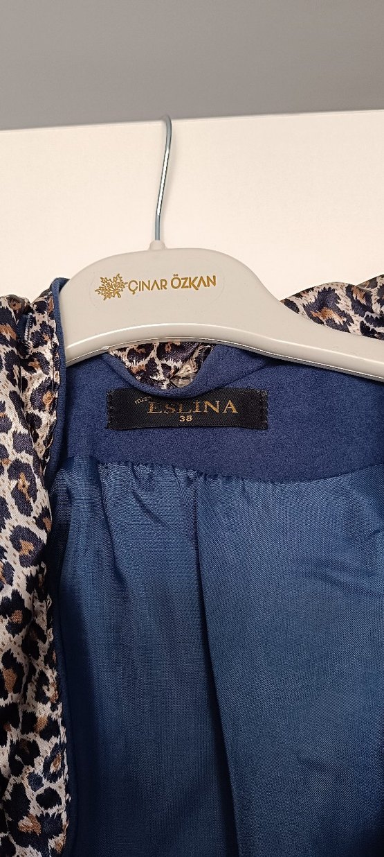 Kapüşonlu ve düğmeli mavi kaban - Görsel 2