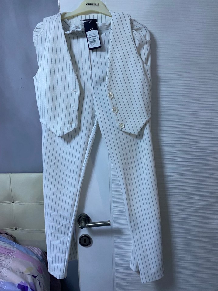 Düğmeli Beyaz İnce Çizgili Kadın Gömlek - Görsel 5