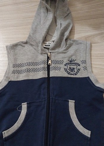 Kırmızı Kapüşonlu Erkek Çocuk Yeleği - Görsel 3