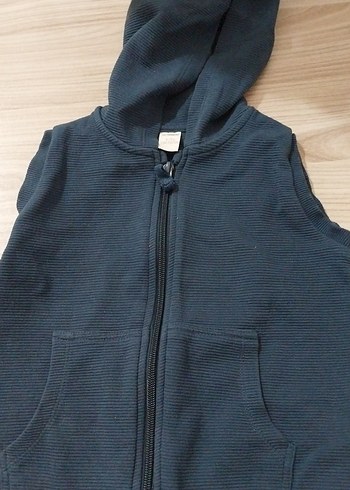 Kırmızı Kapüşonlu Erkek Çocuk Yeleği - Görsel 5