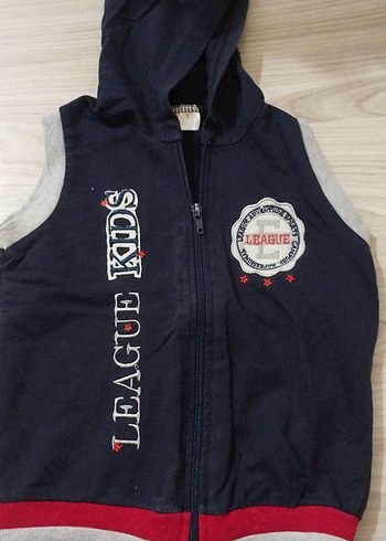 Kırmızı Kapüşonlu Erkek Çocuk Yeleği - Görsel 7