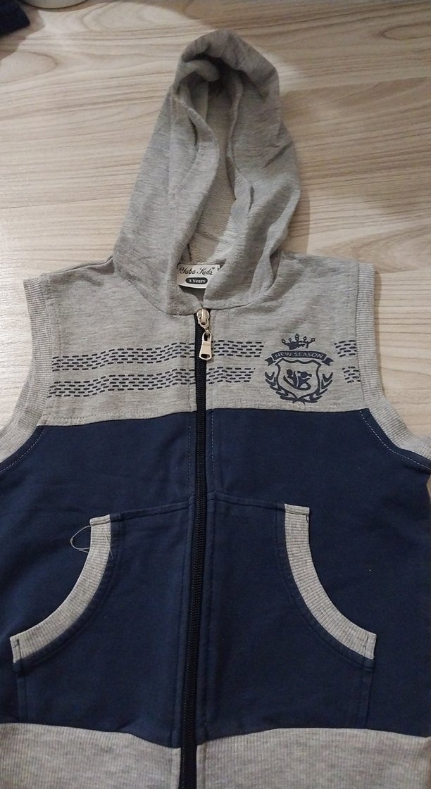 Kırmızı Kapüşonlu Erkek Çocuk Yeleği - Görsel 3