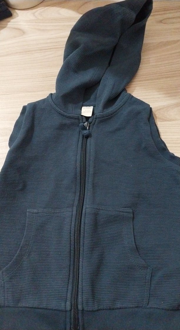 Kırmızı Kapüşonlu Erkek Çocuk Yeleği - Görsel 5