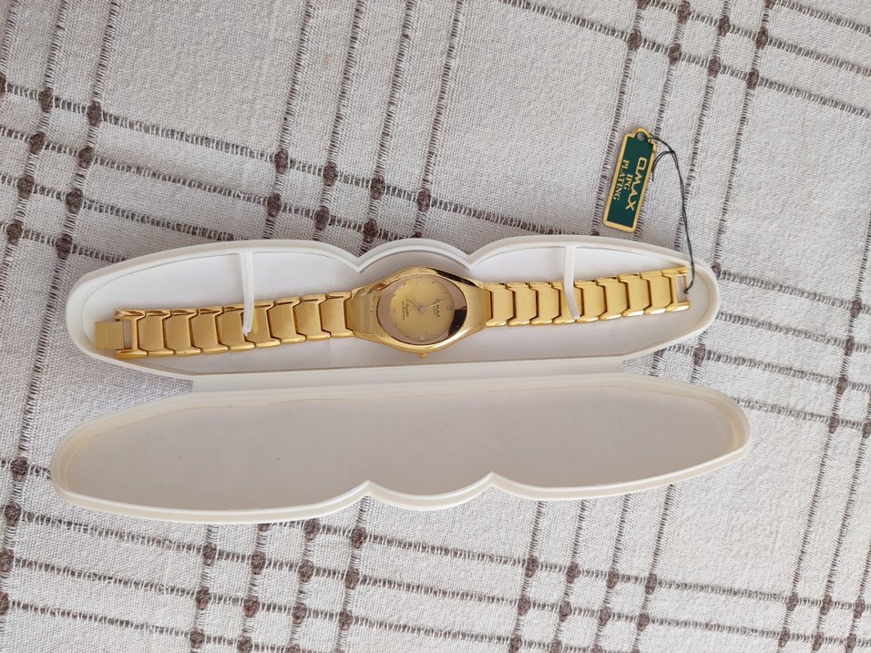 Altın Renkli Kadın Klasik Saat - Görsel 3