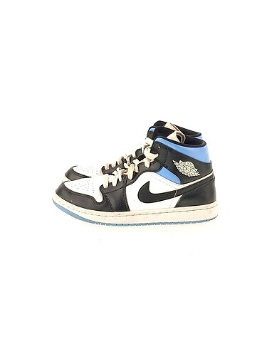 Nike Spor Ayakkabı %70 İndirimli.