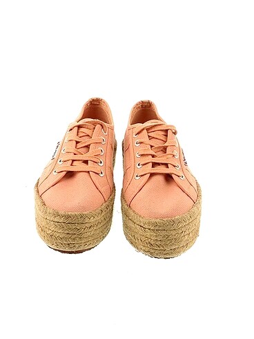 38 Beden Superga Spor Ayakkabı %70 İndirimli.