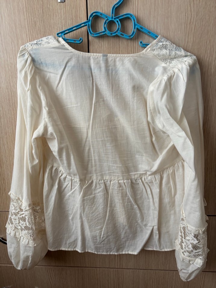 Dantel Detaylı Bohem Beyaz V-Yaka Bluz - Görsel 3